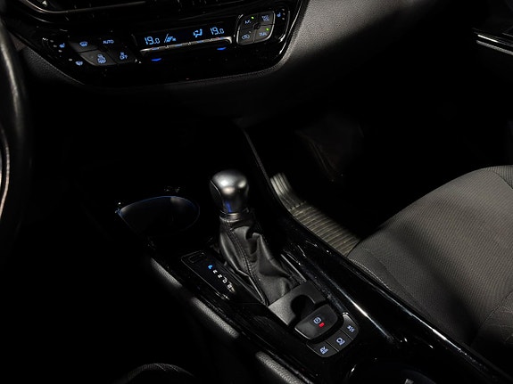 Toyota C-HR 14 of 18