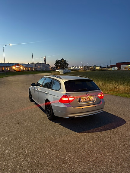 BMW 320i 8 of 15