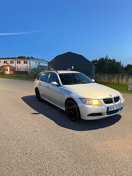 BMW 320i 2 of 15