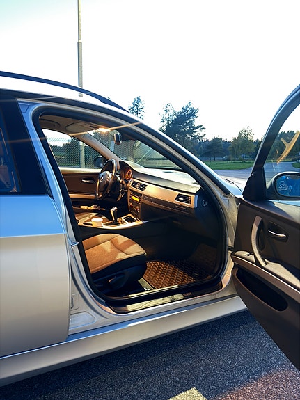 BMW 320i 9 of 15