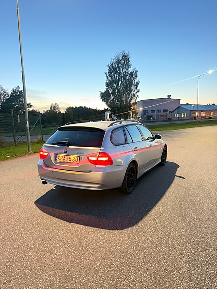 BMW 320i 7 of 15