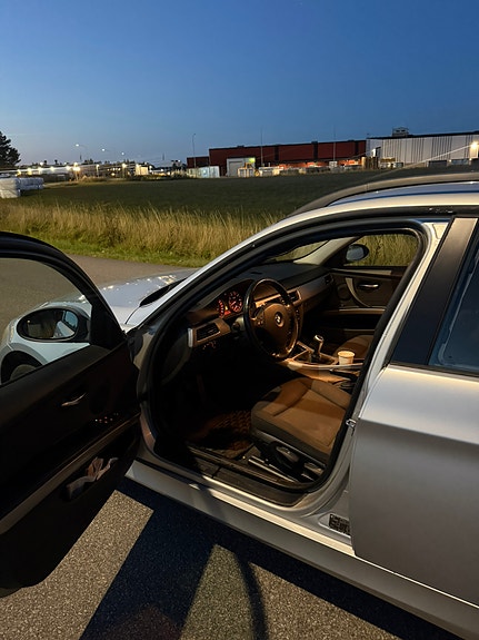 BMW 320i 10 of 15