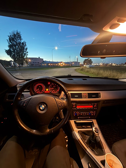 BMW 320i 13 of 15