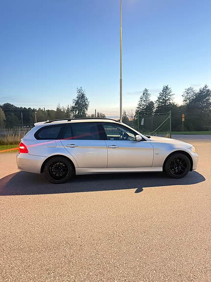 BMW 320i 5 of 15