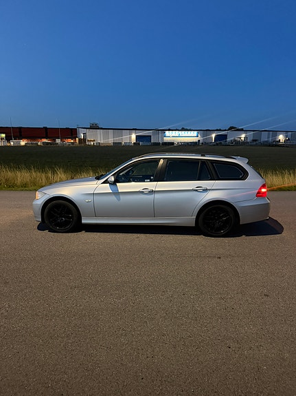 BMW 320i 4 of 15