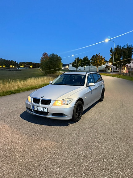 BMW 320i 3 of 15