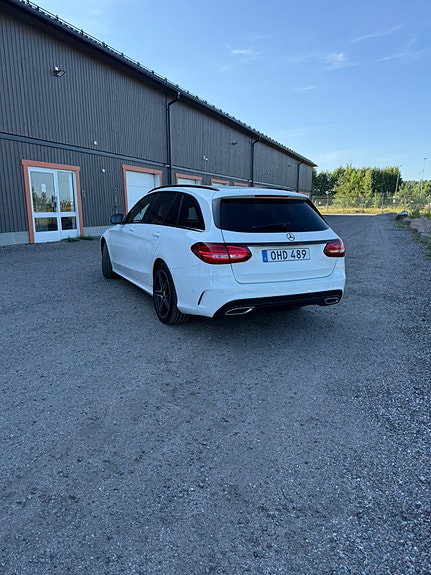 Mercedes-Benz C220 2 of 7
