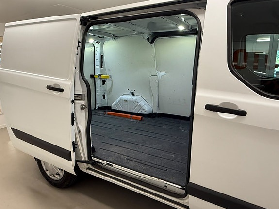 Ford Transit Custom 11 of 26