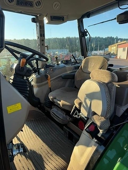 John Deere 5105M PQ+ TRAKTOR FR.LYFT 5 of 5
