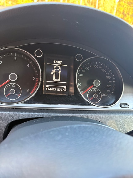 Volkswagen Passat 6 of 27