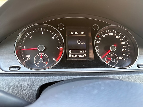 Volkswagen Passat 25 of 27