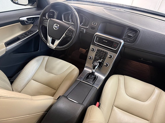 Volvo V60 Cross Country 8 of 14