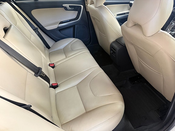 Volvo V60 Cross Country 10 of 14