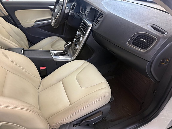 Volvo V60 Cross Country 9 of 14