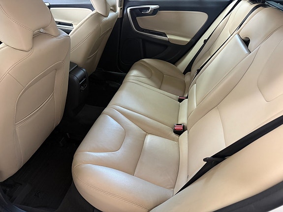 Volvo V60 Cross Country 11 of 14
