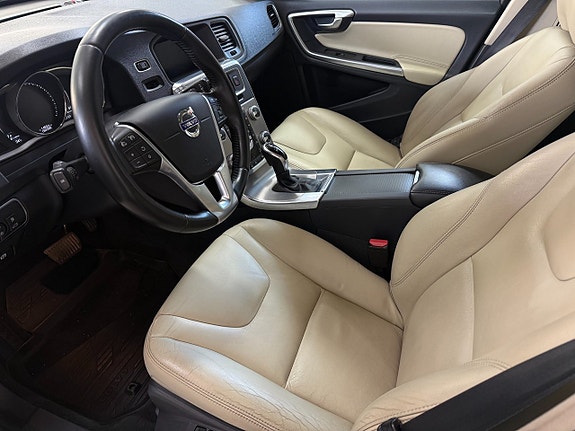 Volvo V60 Cross Country 7 of 14