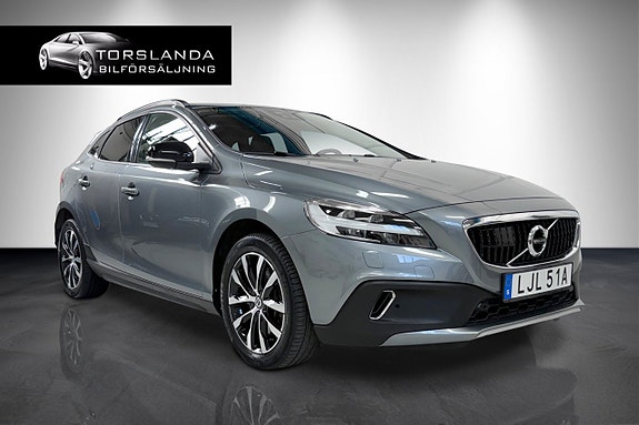 Volvo V40 Cross Country 2 of 14