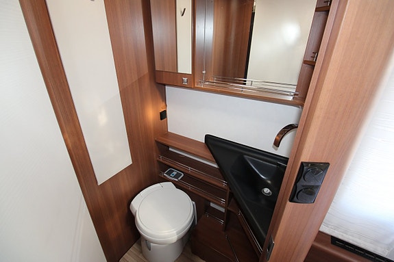 LMC I 745 Queenbed  Alde Dubbla AC 1 ägare 1 Års garanti 17 of 19