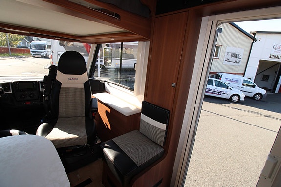 LMC I 745 Queenbed  Alde Dubbla AC 1 ägare 1 Års garanti 10 of 19