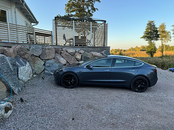 Tesla Model 3 9 of 26