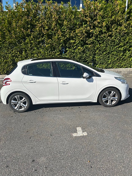 Peugeot 208 2 of 7