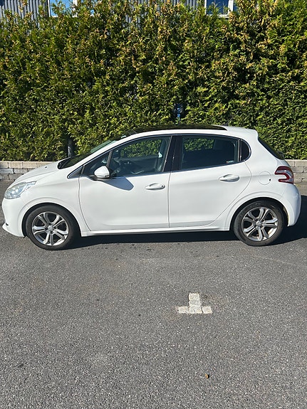 Peugeot 208 3 of 7