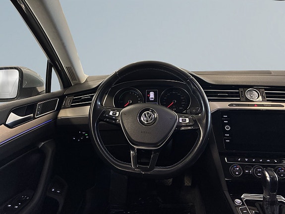Volkswagen Passat 9 of 19
