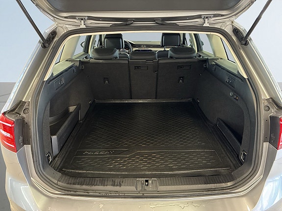 Volkswagen Passat 12 of 19