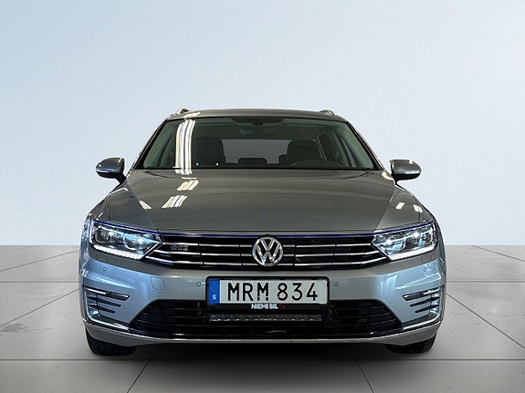 Volkswagen Passat 2 of 19
