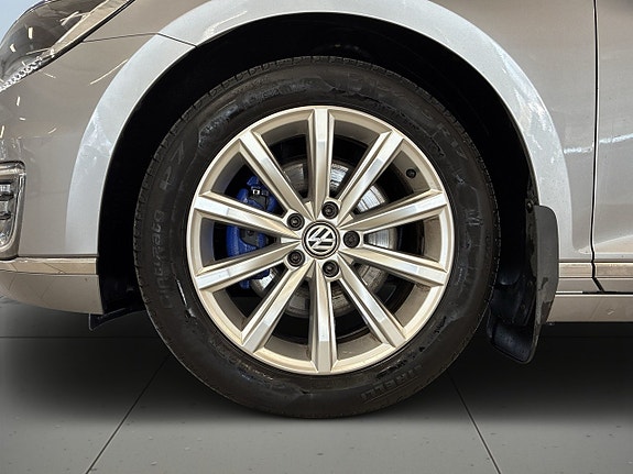 Volkswagen Passat 14 of 19