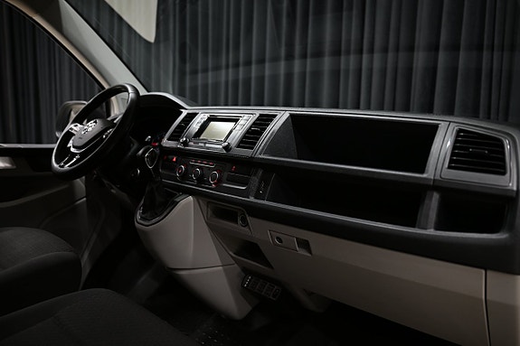 Volkswagen Caravelle 28 of 30
