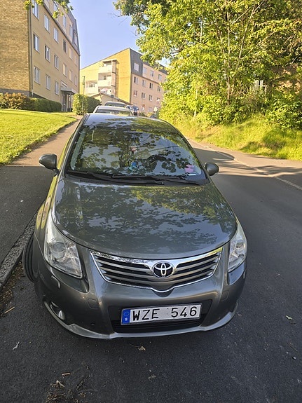 Toyota Avensis 2 of 9