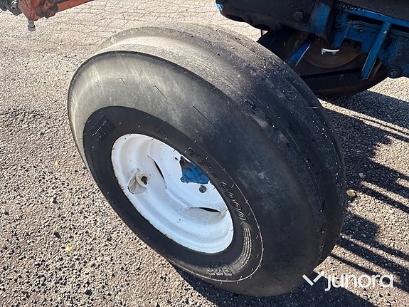 Traktor Ford 5600 DP med tippvagn 9 of 30