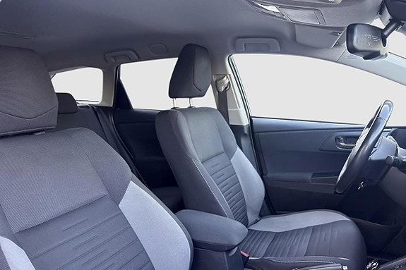 Toyota Auris 8 of 12