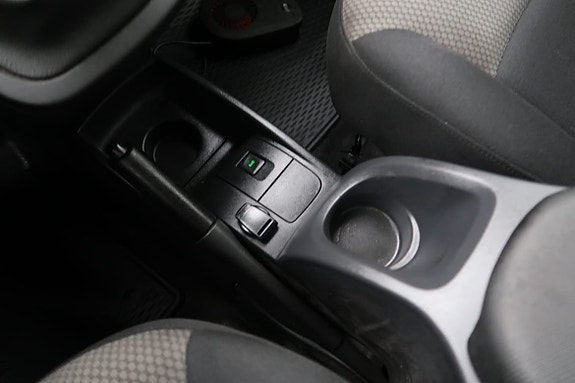 Nissan NV250 12 of 16