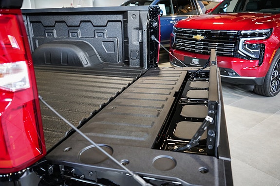 Chevrolet Silverado EV 8 of 30