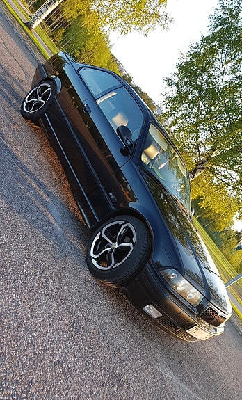 BMW 325i 3 of 4