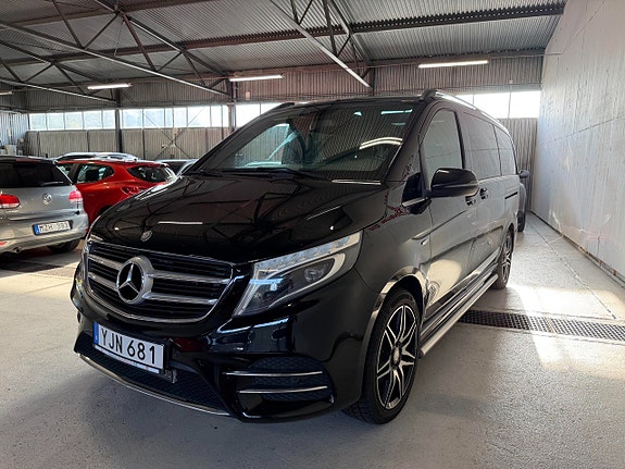 Mercedes-Benz V220 2 of 17