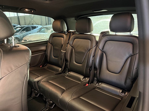 Mercedes-Benz V220 10 of 17