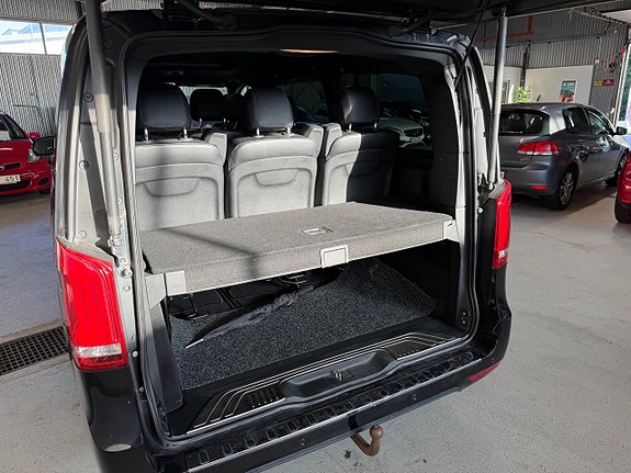 Mercedes-Benz V220 9 of 17