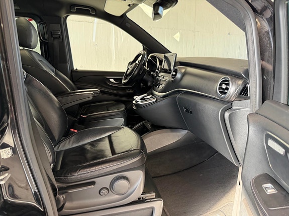 Mercedes-Benz V220 6 of 17