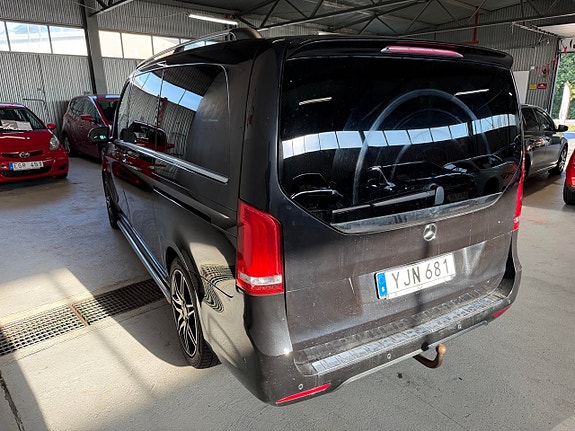Mercedes-Benz V220 3 of 17