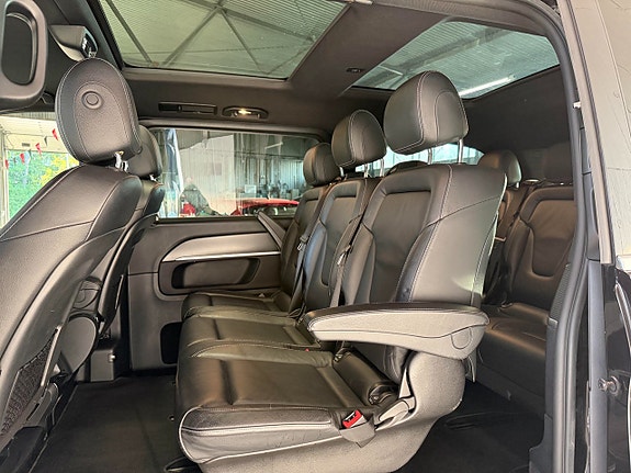 Mercedes-Benz V220 11 of 17