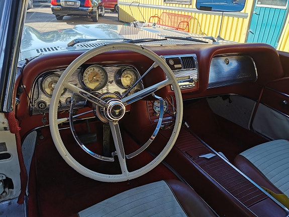 Ford Thunderbird 8 of 9