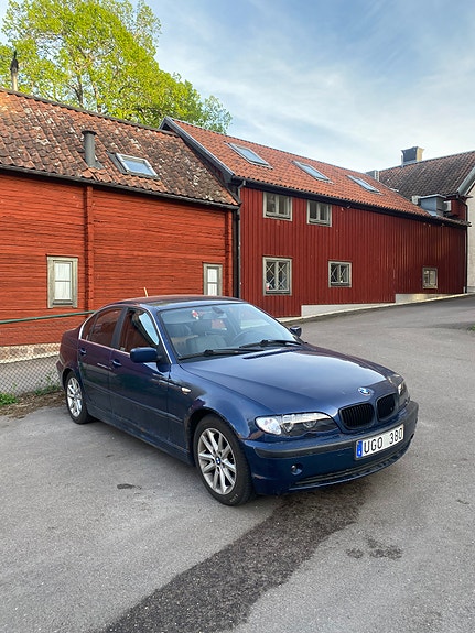 BMW 320i 2 of 7