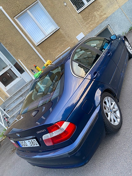 BMW 320i 3 of 7