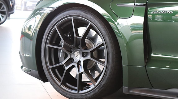 Porsche Taycan Turbo 17 of 17