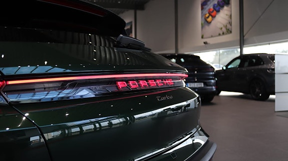 Porsche Taycan Turbo 9 of 17