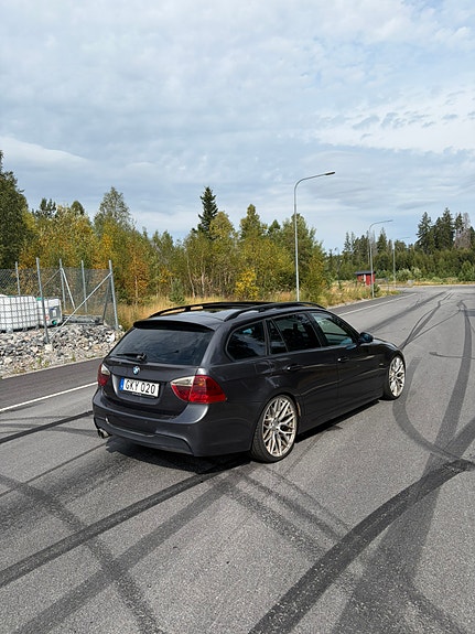 BMW 325d 3 of 7
