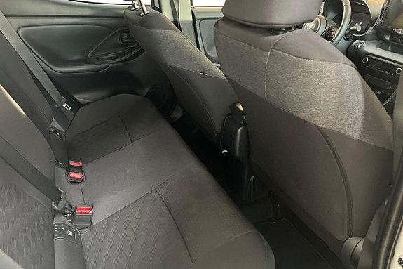 Toyota Yaris 6 of 18